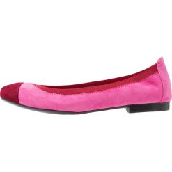 Pretty Ballerinas ANGELIS Baleriny burdeos. Czerwone baleriny damskie marki Pretty Ballerinas, bez wzorów, ze skóry, klasyczne, bez obcasa. Za 629,00 zł.