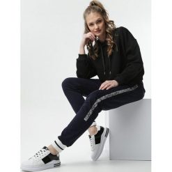 Granatowe Spodnie I Just Called. Niebieskie spodnie damskie Born2be, s, z dresówki, glamour. Za 69,99 zł.