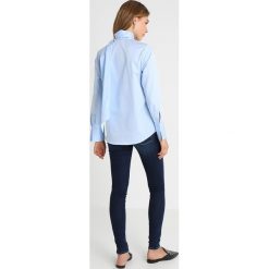 Van Laack CINA Koszula light blue. Niebieskie bluzki damskie marki van Laack, bez wzorów, z bawełny, bez kołnierzyka, bez rękawów. Za 759,00 zł.