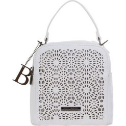 Bulaggi Damska torebka Jacey Buck et 30709 White. Białe torebki klasyczne damskie Bulaggi, bez wzorów, bez dodatków. W wyprzedaży za 192,00 zł.