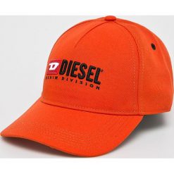 Diesel - Czapka. Czerwone czapki z daszkiem damskie Diesel, z poliesteru. W wyprzedaży za 229,90 zł.