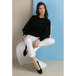 Bluzy damskie: Bluza zdobiona perłowymi koralikami