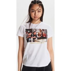 Koszulka Friends - Biały. Białe koszulki damskie Cropp, s, bez wzorów, bez kołnierzyka, bez rękawów. W wyprzedaży za 39,99 zł.