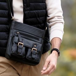 SKÓRZANA TORBA MIEJSKA DLA MĘŻCZYZN MARKI ALWAYS WILD. Żółte torby męskie skórzane ALWAYS WILD, w paski, ze skóry, eleganckie. Za 189,90 zł.