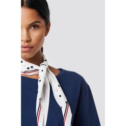 NA-KD Accessories Chusta do włosów w groszki - White. Białe chusty damskie marki NA-KD Accessories, w paski, z poliesteru. Za 52,95 zł.