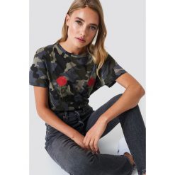 NA-KD T-shirt z haftem w kwiaty - Green. Zielone t-shirty damskie marki NA-KD, z haftami, z okrągłym kołnierzem. W wyprzedaży za 24,38 zł.