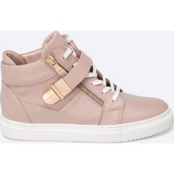 Carinii - Buty. Różowe koturny damskie marki Carinii, z okrągłym noskiem, na obcasie. W wyprzedaży za 199,90 zł.