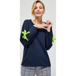 Bluza z kokardą przy rękawie. Niebieskie bluzy damskie Moodo, xs, z bawełny. Za 59,99 zł.