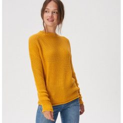 Sweter o ryżowym splocie - Żółty. Żółte swetry damskie Sinsay, s, bez wzorów, ze splotem, bez rękawów, bez kaptura. Za 49,99 zł.