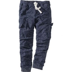 Spodnie sportowe z kieszeniami z boku nogawki bonprix ciemnoniebieski melanż. Niebieskie spodnie męskie bonprix, xl, w paski, sportowe. Za 109,99 zł.