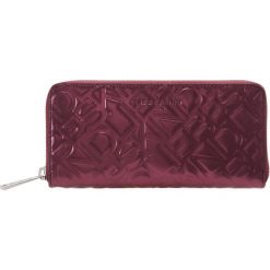 Liebeskind Berlin GIGIL EMBOSSED LOGO METALLIC Portfel plum. Brązowe portfele damskie marki Liebeskind Berlin. Za 379,00 zł.