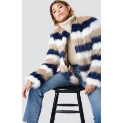 Linn Ahlborg x NA-KD Kurtka Striped Faux Fur - Multicolor. Szare kurtki damskie Linn Ahlborg x NA-KD, w paski, z futra, bez kaptura. W wyprzedaży za 242,97 zł.