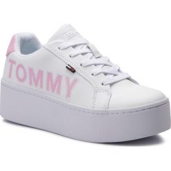 Sneakersy TOMMY JEANS - Icon Flatform Sneaker EN0EN00597 White 100. Białe półbuty damskie Tommy Jeans, z jeansu. Za 449,00 zł.