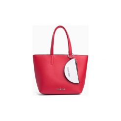Torby shopper Calvin Klein Jeans K60K605075 CK MUST MEDIUM SHOPP. Czerwone torby damskie na zakupy Calvin Klein Jeans, bez wzorów, z jeansu, bez dodatków. Za 508,50 zł.