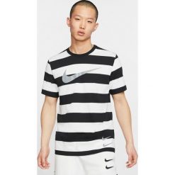 Nike Sportswear Swoosh Koszulka Czarny Biały. Czarne podkoszulki męskie Nike, xl, z nadrukiem, z bawełny, bez kołnierzyka, z krótkim rękawem, krótkie. Za 137,95 zł.