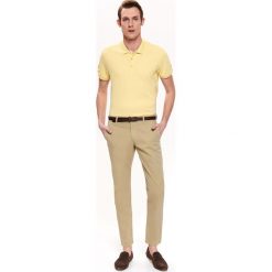 SPODNIE CHINO Z PASKIEM DOPASOWANE. Brązowe spodnie męskie Top Secret, na co dzień, na lato, m, bez wzorów, eleganckie. W wyprzedaży za 64,99 zł.