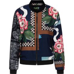 Kurtka bomber Desigual 19WWEWAJ. Kurtki damskie Desigual, bez wzorów, z poliesteru, bez kaptura. W wyprzedaży za 339,00 zł.