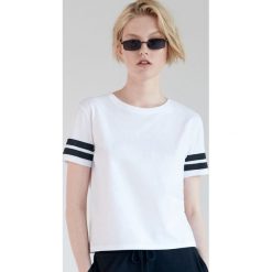 Koszulka oversize -. Koszulki damskie Sinsay, s, bez wzorów, bez kołnierzyka, bez rękawów. W wyprzedaży za 9,99 zł.