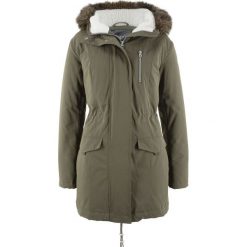 Parka z kapturem z podszewką ze sztucznego futerka bonprix ciemnooliwkowy. Zielone parki damskie bonprix, bez wzorów, z kapturem. Za 189,99 zł.