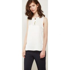 Top "Dicton" w kolorze białym. Białe bluzki damskie Comptoir des Cotonniers, l, bez wzorów, z okrągłym kołnierzem. W wyprzedaży za 129,95 zł.