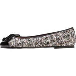 Pretty Ballerinas CAROLINA Baleriny shade. Czarne baleriny damskie marki Pretty Ballerinas, bez wzorów, ze skóry, klasyczne, bez obcasa. Za 639,00 zł.