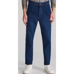Spodnie jeansowe carrot - Niebieski. Niebieskie spodnie męskie Reserved, m, z jeansu. W wyprzedaży za 59,99 zł.