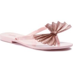 Japonki MELISSA - Harmonic Bow VI Ad 32445 Pink/Glitter Multicolor 52848. Różowe klapki damskie Melissa, bez wzorów, z tworzywa sztucznego, bez obcasa, na obcasie. W wyprzedaży za 99,00 zł.