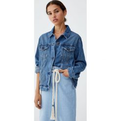 Luźna jeansowa kurtka. Niebieskie kurtki damskie jeansowe marki Pull&Bear. Za 119,00 zł.