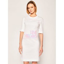 Sukienka codzienna LOVE MOSCHINO W5B4902M 4083. Czarne sukienki damskie Love Moschino, na co dzień, m, bez wzorów, z bawełny, bez kołnierzyka, bez rękawów, proste. W wyprzedaży za 579,00 zł.