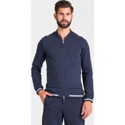 BLUZA Armani Exchange. Niebieskie bluzy męskie Armani Exchange, s, z aplikacjami, z materiału, bez kołnierzyka, bez rękawów, bez kaptura. W wyprzedaży za 380,63 zł.