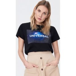 Koszulka Universal - Czarny. Czarne koszulki damskie Sinsay, s, bez wzorów, bez kołnierzyka. Za 39,99 zł.