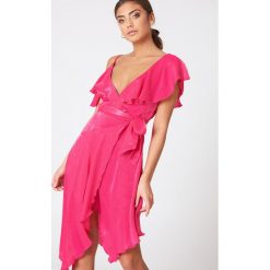NA-KD Party Asymetryczna sukienka kopertowa z falbaną - Pink. Różowe sukienki damskie NA-KD Party, na imprezę, bez wzorów, z poliesteru, z asymetrycznym kołnierzem, bez rękawów, asymetryczne. W wyprzedaży za 40,47 zł.