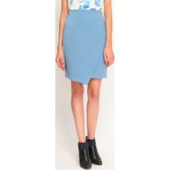 Spódnica regularna damska gładka. Niebieskie spódniczki damskie eleganckie, kopertowe. W wyprzedaży za 34,99 zł.