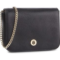Torebka TOMMY HILFIGER - Honey Finegrain Crossover AW0AW06630 002. Czarne torebki klasyczne damskie marki TOMMY HILFIGER, bez wzorów, ze skóry ekologicznej, klasyczne, bez dodatków. Za 539,00 zł.