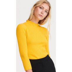 Sweter z półgolfem - Żółty. Żółte swetry damskie Reserved, s, bez wzorów, bez rękawów, bez kaptura. W wyprzedaży za 59,99 zł.