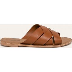 Answear - Klapki skórzane. Pomarańczowe klapki damskie ANSWEAR, bez wzorów, ze skóry, bez obcasa, na obcasie. W wyprzedaży za 59,90 zł.
