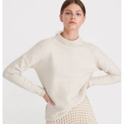 Sweter ze stójka - Kremowy. Białe swetry damskie Reserved, s, bez wzorów, bez rękawów, bez kaptura. Za 79,99 zł.