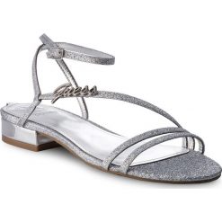 Sandały GUESS - Damonae FLDMN2 FAM03 SILVE. Szare klapki damskie Guess, z aplikacjami, ze skóry ekologicznej, bez obcasa, na obcasie. W wyprzedaży za 289,00 zł.
