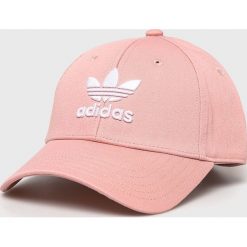 Adidas Originals - Czapka. Różowe czapki damskie z bawełny. W wyprzedaży za 49,90 zł.