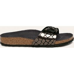 Birkenstock - Klapki Madrid. Czarne klapki damskie Birkenstock, bez wzorów, ze skóry, bez obcasa, na obcasie. W wyprzedaży za 229,90 zł.