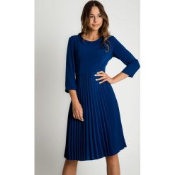 Sukienka z plisowanym dołem BIALCON. Niebieskie sukienki damskie BIALCON, na imprezę, bez wzorów, z tkaniny, eleganckie, bez kołnierzyka, bez rękawów, rozkloszowane. W wyprzedaży za 279,00 zł.