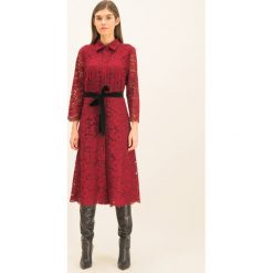 Sukienka koszulowa Luisa Spagnoli Grembo 536241. Czerwone sukienki damskie Luisa Spagnoli, bez wzorów, z bawełny, wizytowe, z koszulowym kołnierzykiem, bez rękawów, koszulowe. W wyprzedaży za 959,00 zł.
