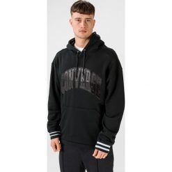 Converse Twisted Varsity Bluza Czarny. Czarne bluzy męskie Converse, xxl, z nadrukiem, z bawełny, bez kołnierzyka, bez rękawów, bez kaptura. Za 361,95 zł.
