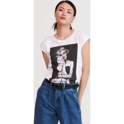 T-shirt Marilyn Monroe - Biały. Białe t-shirty damskie Reserved, s, bez wzorów, bez kołnierzyka. Za 39,99 zł.