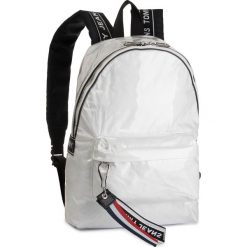 Plecak TOMMY JEANS - Tjw Logo Tape Coated M Backpack AW0AW07065 104. Białe plecaki damskie Tommy Jeans, bez wzorów, z jeansu, eleganckie, bez dodatków. Za 399,00 zł.