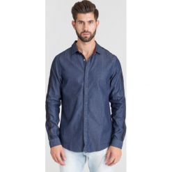 GRANATOWA KOSZULA JEANSOWA ARMANI EXCHANGE. Niebieskie koszule męskie Armani Exchange, s, bez wzorów, z jeansu, ze stójką, bez rękawów. Za 234,50 zł.