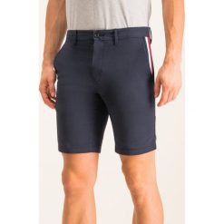 Szorty materiałowe TOMMY HILFIGER MW0MW11249. Białe spodenki i szorty męskie TOMMY HILFIGER, m, bez wzorów, z elastanu. W wyprzedaży za 229,00 zł.