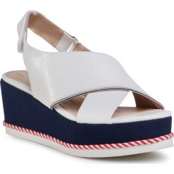 Sandały BETSY - 907024/03-02E White. Białe klapki damskie Betsy, bez wzorów, ze skóry ekologicznej, bez obcasa, na koturnie. W wyprzedaży za 149,00 zł.