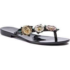 Japonki MELISSA - Harmonic Garden Chrome 32611 Black/Green/Gold 53466. Czarne klapki damskie Melissa, z aplikacjami, z tworzywa sztucznego, bez obcasa, na obcasie. W wyprzedaży za 189,00 zł.