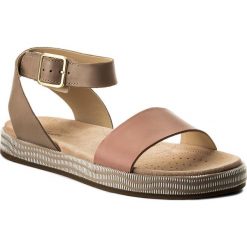 Sandały CLARKS - Botanic Ivy 261319604 Sand Combi. Różowe klapki damskie marki Clarks, bez wzorów, ze skóry, bez obcasa. W wyprzedaży za 209,00 zł.